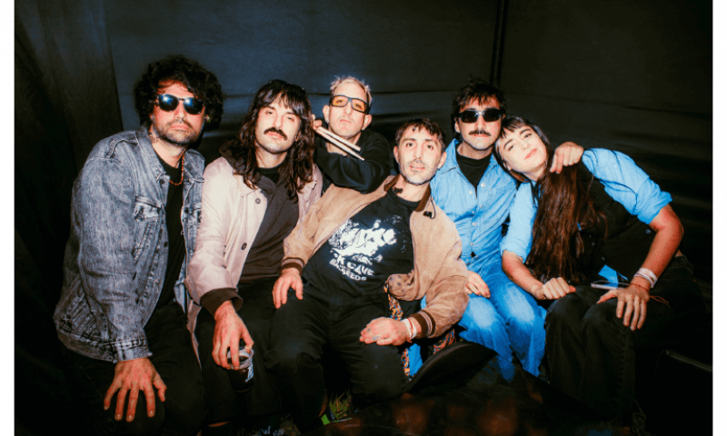 MI AMIGO INVENCIBLE, MÁZE Y MORA Y LOS METEGOLES