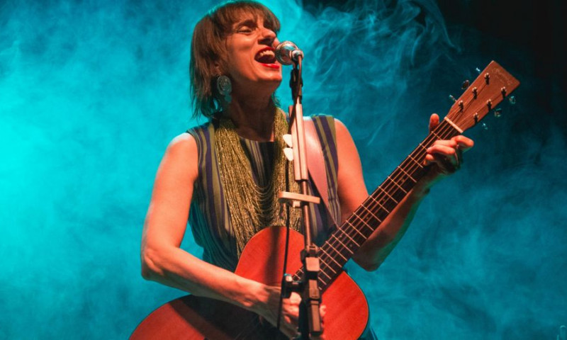 HILDA LIZARAZU RINDE TRIBUTO A LA OBRA DE CHARLY GARCÍA