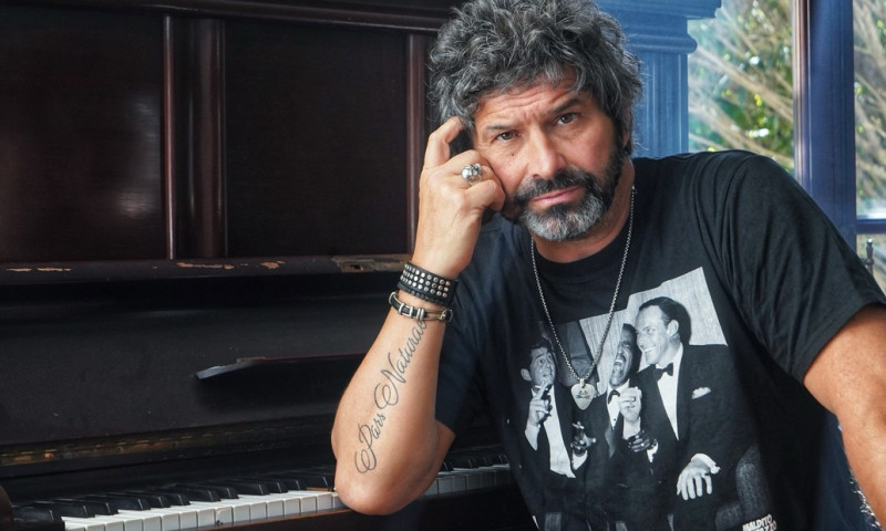 IVÁN NOBLE PRESENTA "CANCIONES TRASPAPELADAS": UN REENCUENTRO ÍNTIMO CON SUS TEMAS OLVIDADOS