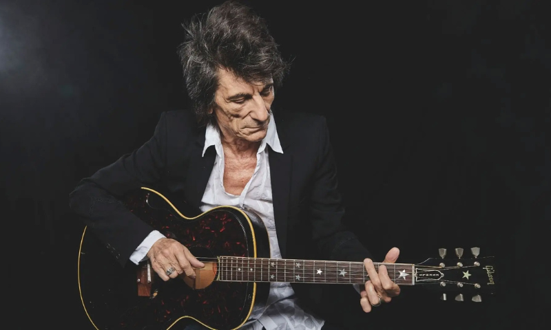 A DIEZ AÑOS DE SU ÚLTIMA VISITA CON LOS ROLLING STONES, RONNIE WOOD VUELVE PARA UN RECORRIDO POR TODA SU TRAYECTORIA